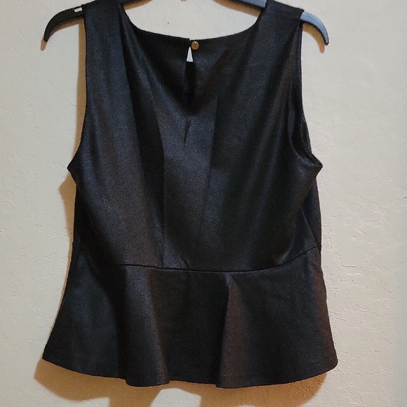 Jennifer Lopez Elegant Black Sleeveless Blouse - Picture 4 of 4